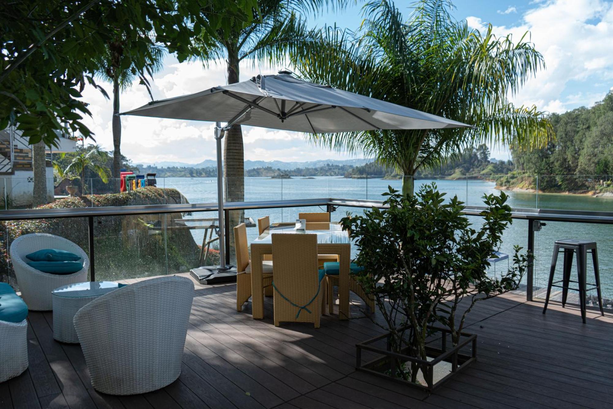 Guatapé Hotel Los Recuerdos מראה חיצוני תמונה View of the lake from the restaurant